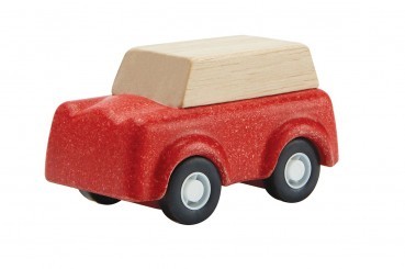 Roter SUV aus Naturholz